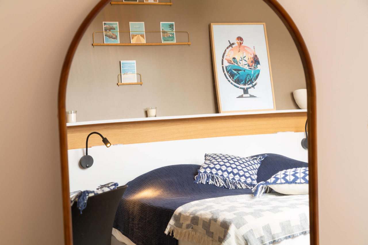 Miroir dans une chambre d'enfant dans un appartement de vacances