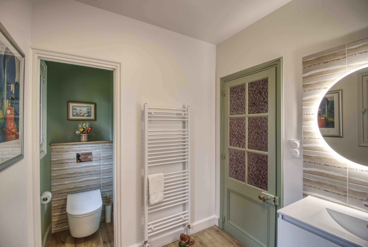 salle de bains rénovée en beige et vert